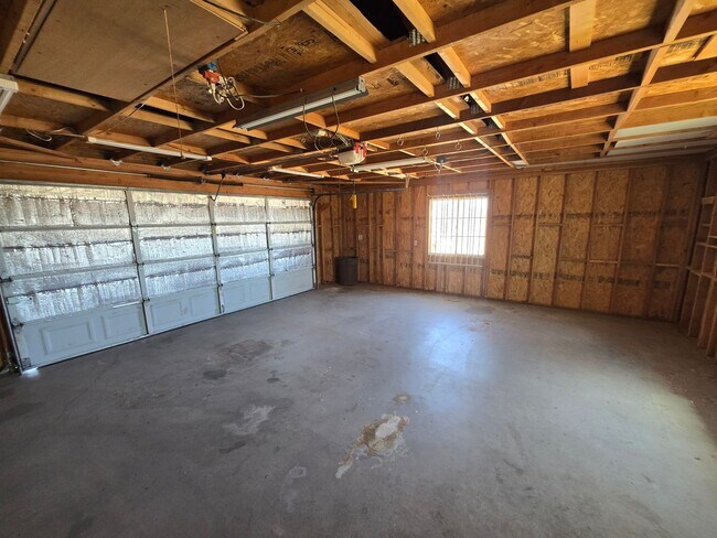 Building Photo - Spacious 3 bed on Fully Fenced 2 acres