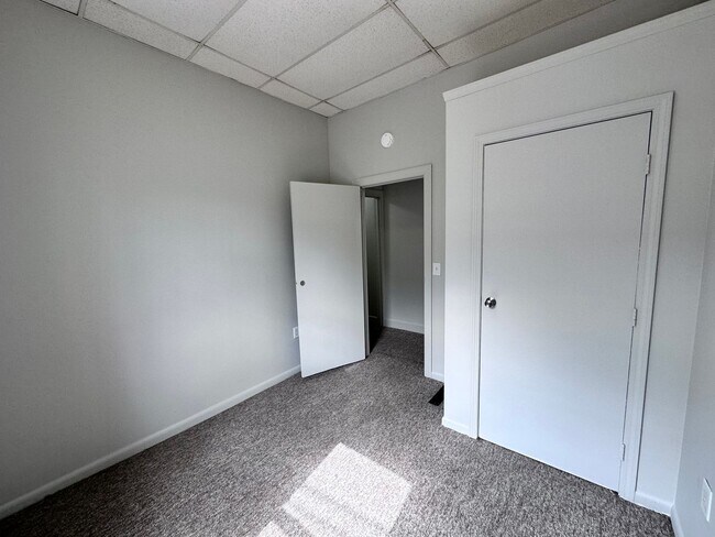 Building Photo - 201 E Cottage Pl