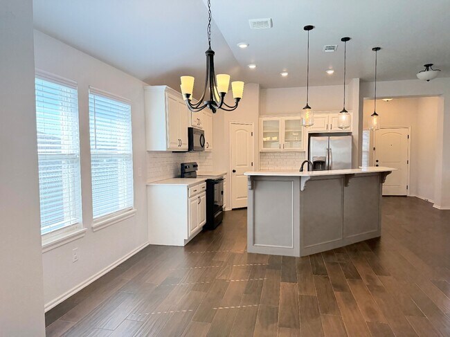 Building Photo - 18600 Luna Dr