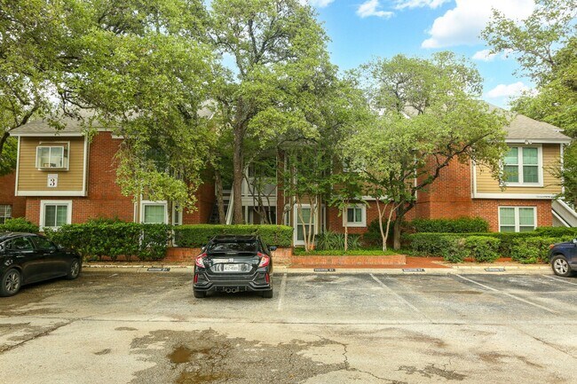 Building Photo - 2Bd Condo in Gated Community! Available November!