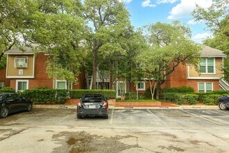 Building Photo - 2Bd Condo in Gated Community! Available November!