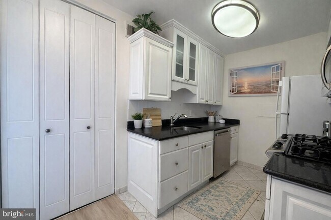 Building Photo - 301 N Beauregard St