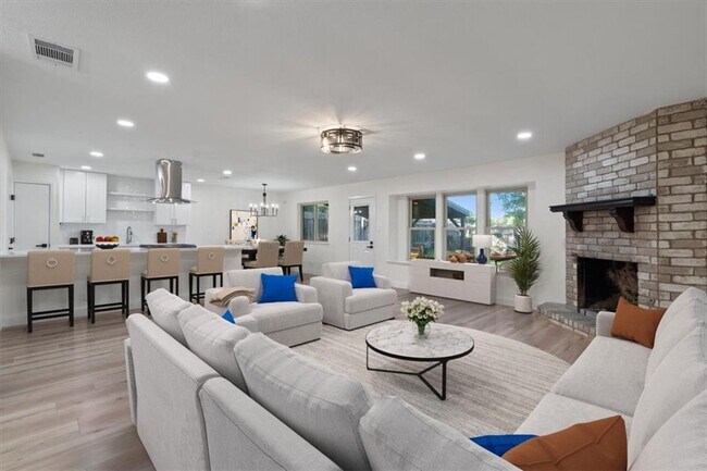 Building Photo - 304 Skyloop Dr