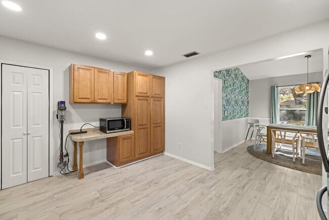 Building Photo - 1518 Wexford Dr E