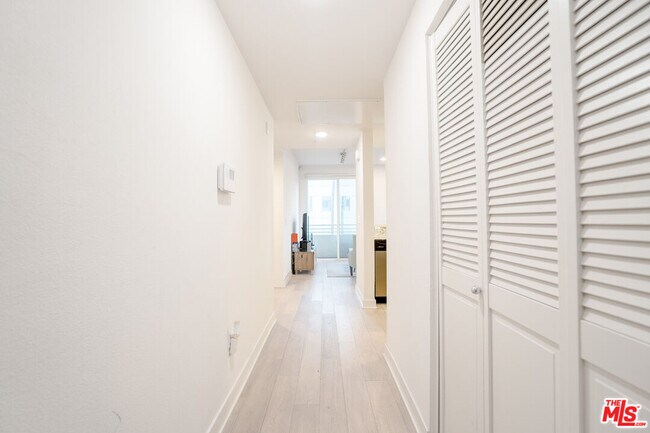 Building Photo - 436 S Virgil Ave