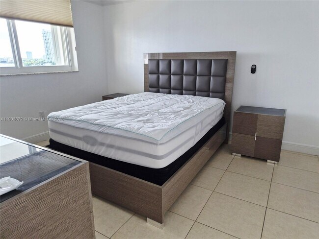 Building Photo - 2910 Point E Dr