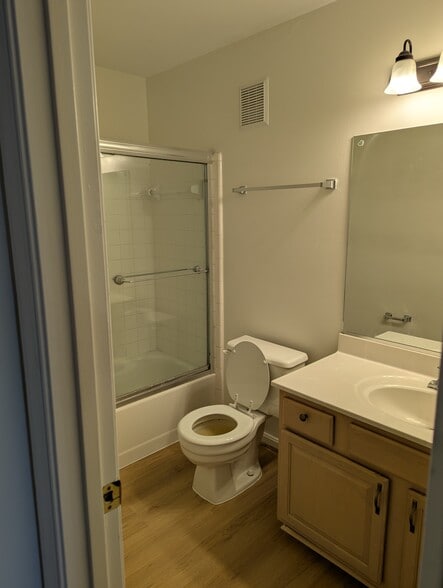 Building Photo - 28 Windbrooke Cir