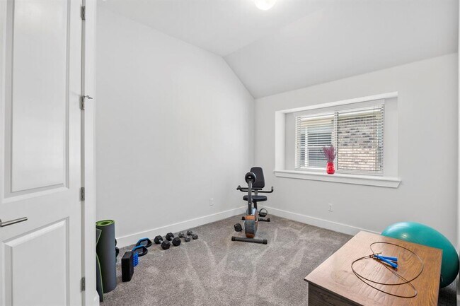 Building Photo - 532 Elm Green St