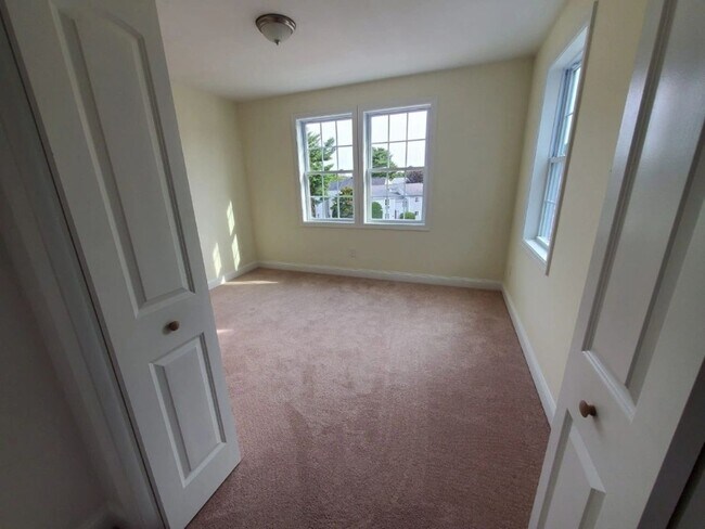 Building Photo - 50-60-60 Village Green S