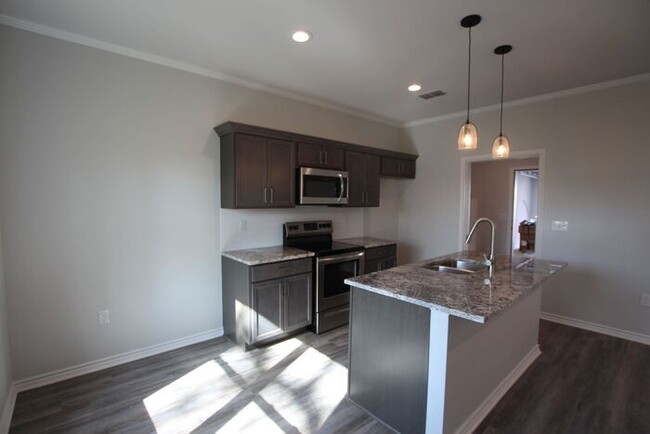 Building Photo - Stunning 2 Bed 2.5 Bath 1 Car Garage Townh...