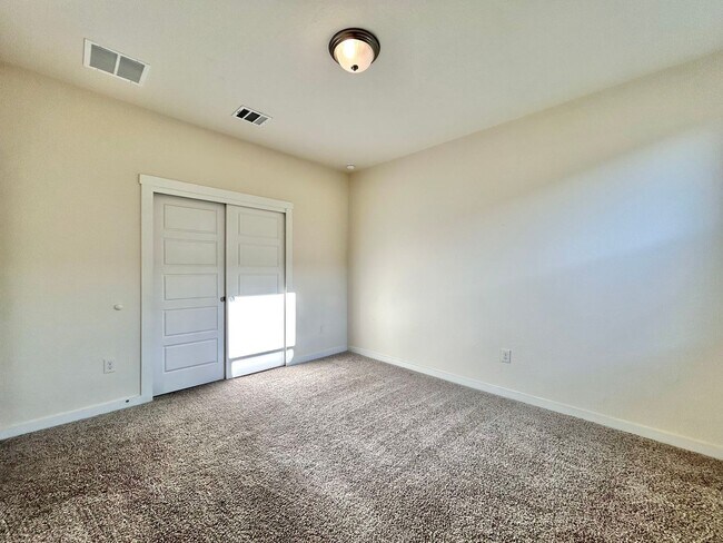 Building Photo - Spacious 4/BR 3/BA Home with Modern Upgrades