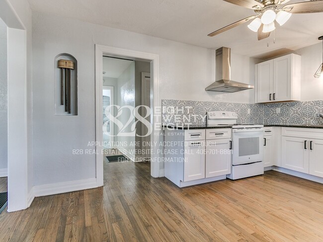 Building Photo - *COMING SOON - TOURS EXPECTED TO BEGIN 6/5/26* 2 Bed/2 Bath Duplex Close to Campus Corner!