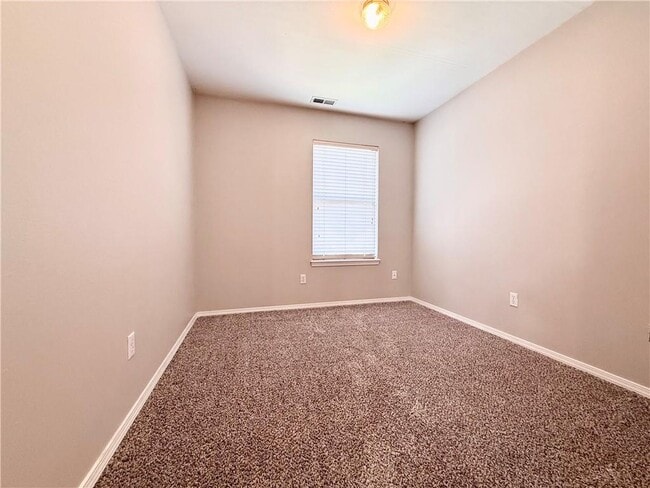 Building Photo - 536 Founders Park Dr W