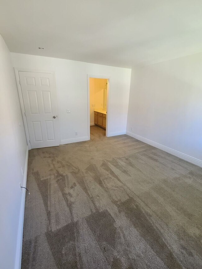 Building Photo - Spacious 2Bd Condo in Mira Mesa with Private Balcony & In-Unit Laundry!