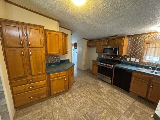 Building Photo - 3 bedroom 2 bath Mobile home newly updated...