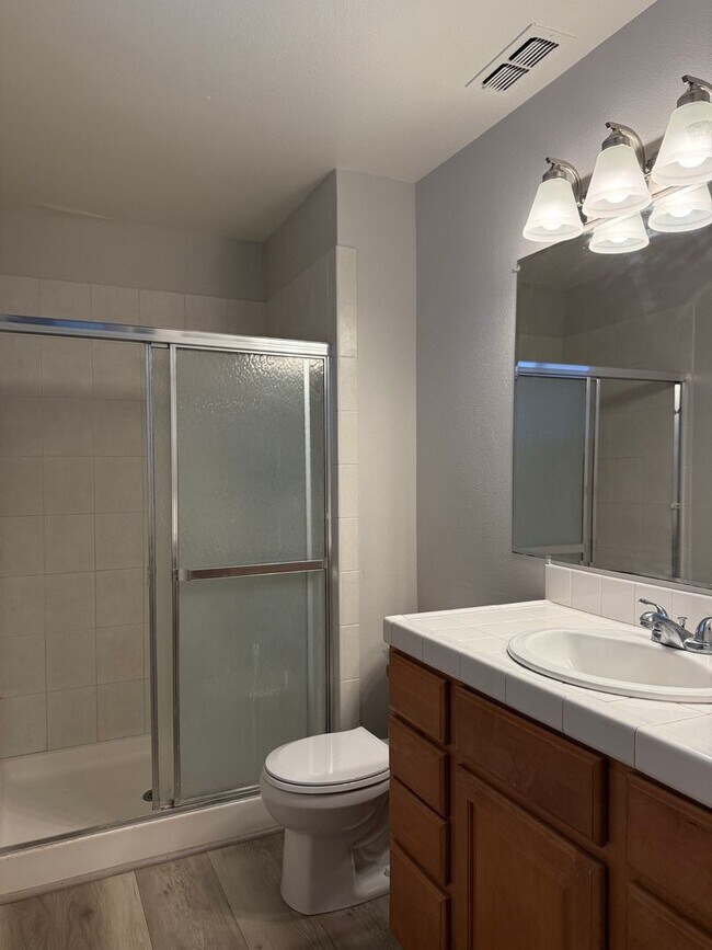 Building Photo - Beautiful and renovated 4 Bed 2 Bath in Sacramento!