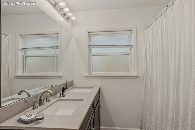 Building Photo - 208 Juniper Dr