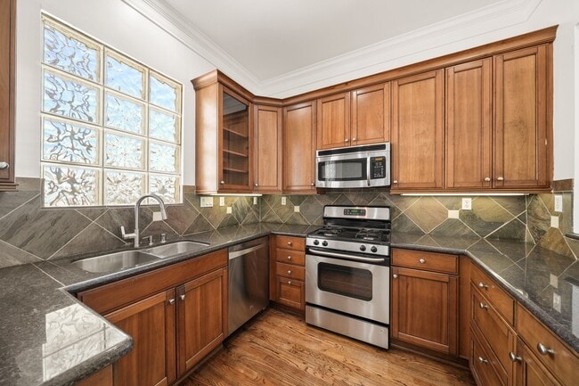 Building Photo - 1902 Greenwich Pl Dr