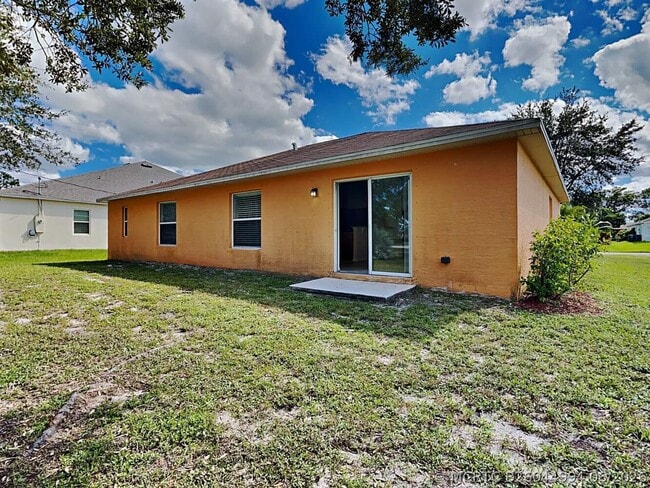 Building Photo - 1389 SW Prairie Cir