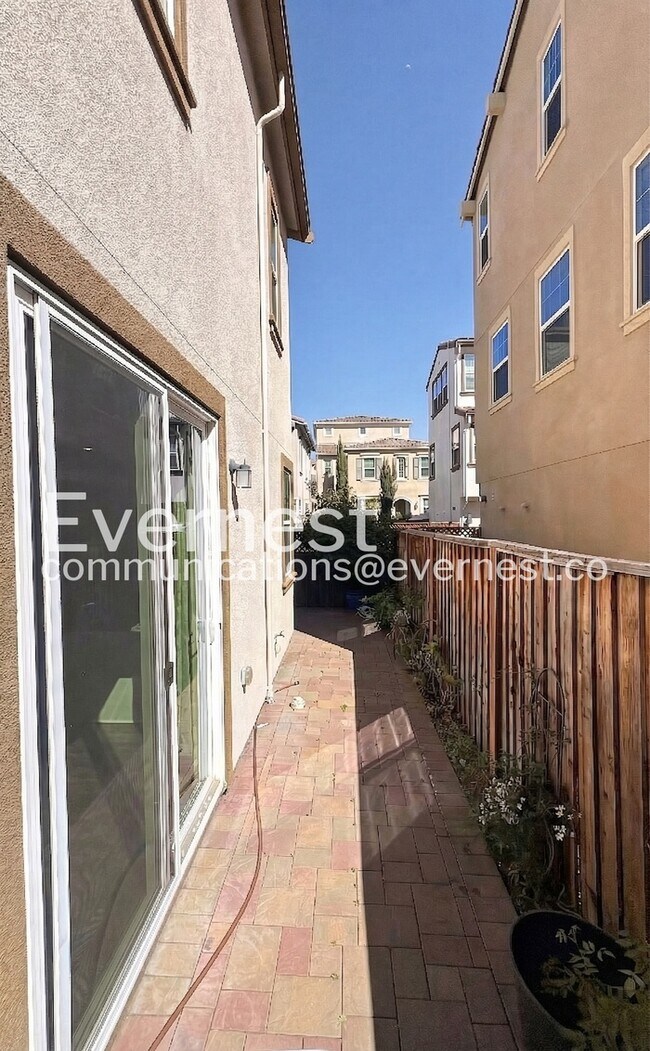 Building Photo - 3206 Vittoria Loop