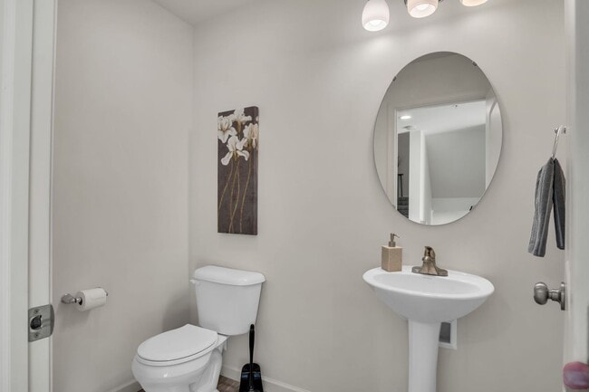 Building Photo - Luxury 4/BR, 2.5 bath townhouse