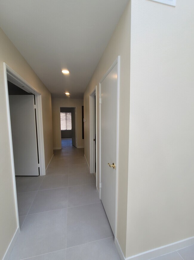 Building Photo - 462 Avenida Adobe