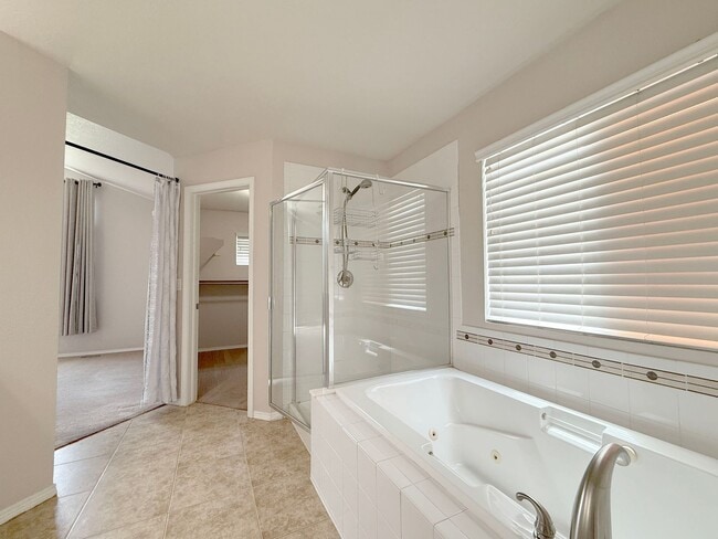 Building Photo - Rare Mountain View Gem for Rent in Erie!
