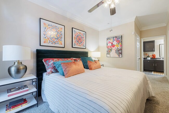 Building Photo - Quiet Luxury Living Just Mins from the Gal...