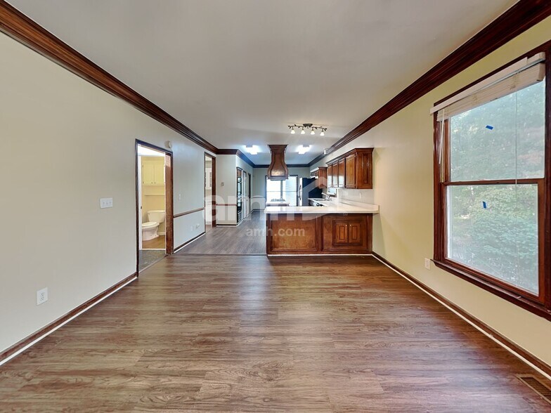 Building Photo - 1302 Hadaway Trail NE