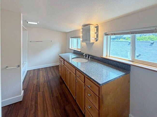 Building Photo - 544 W 20th Ave