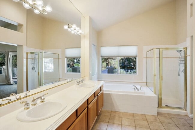 Building Photo - 4 Bedroom, Queens Ridge Guard Gated Commun...