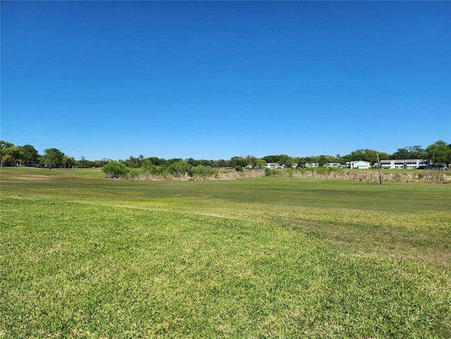 Building Photo - 552 Fairways Dr