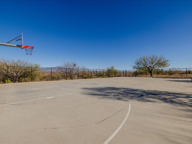 Building Photo - 4 Bedroom, 2.5 Bath COMMUNITY POOL!