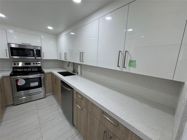 Building Photo - 20505 E Country Club Dr