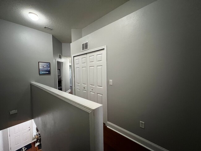 Building Photo - Charming 3-Bedroom Townhome Near St. Johns...