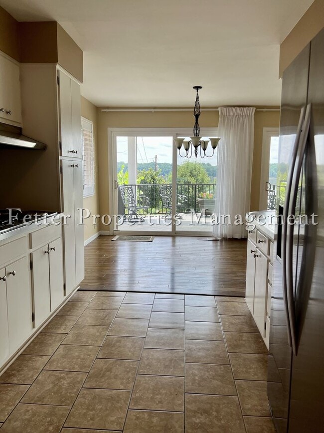 Building Photo - Riverfront Living with Mid-Century Flair