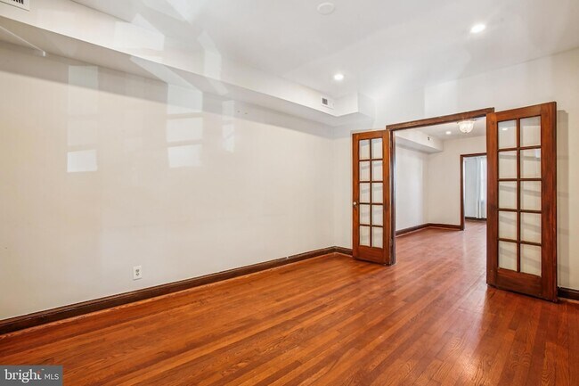 Building Photo - 1618 D St NE