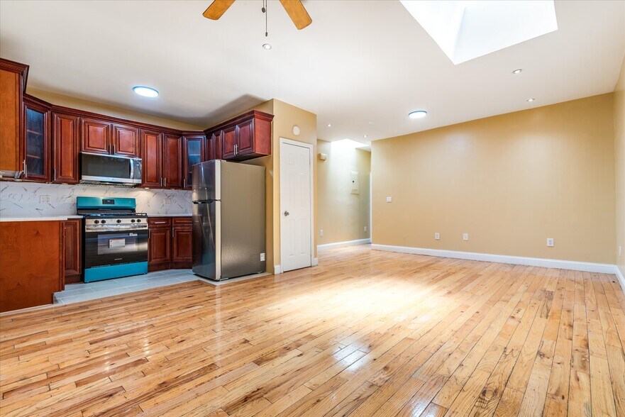 Building Photo - 554 E 34th St