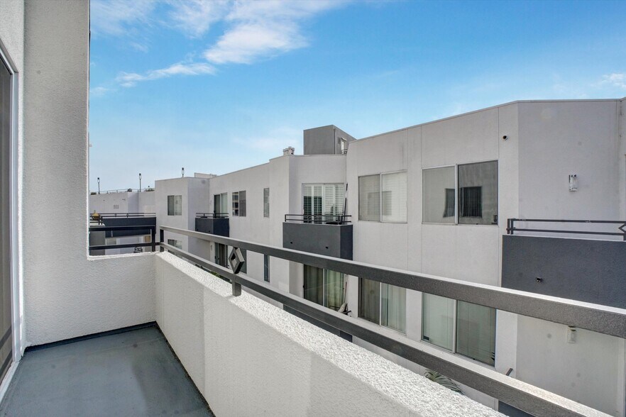 Building Photo - 10601 Wilshire Blvd