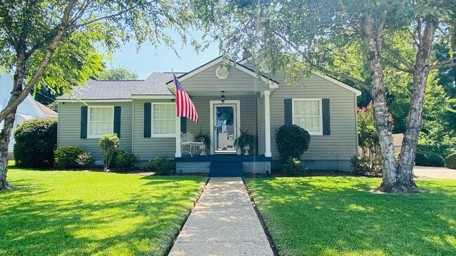 Building Photo - Three bedroom one bath!