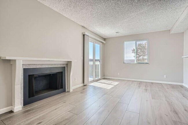 Building Photo - Beautiful 2 BR