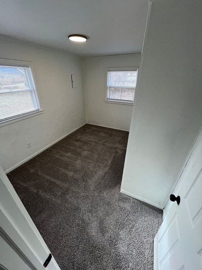 Building Photo - New 2 bedroom listing!