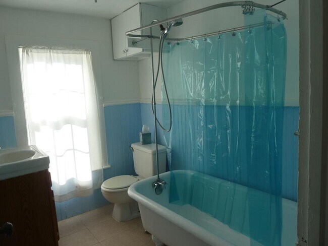 Building Photo - 118-120 W 6th St