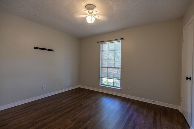 Building Photo - 3 Bedroom, 2 bathroom in Fairhope Availabl...