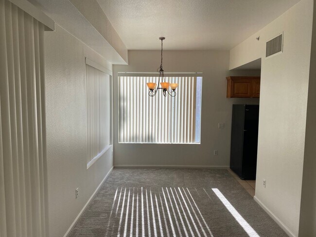 Building Photo - Park Avenue Mid-Rise Condo. Balcony. Full Services HOA