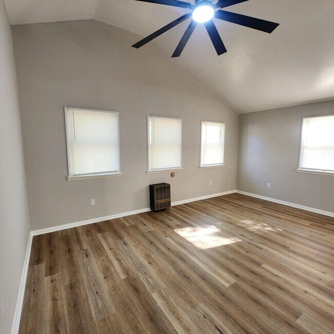 Building Photo - Spacious 3-Bedroom Rancher with Family Roo...