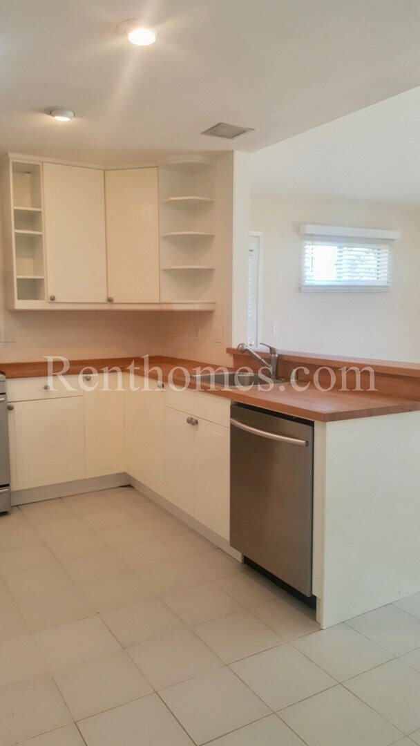 Building Photo - 10019 Knight Dr