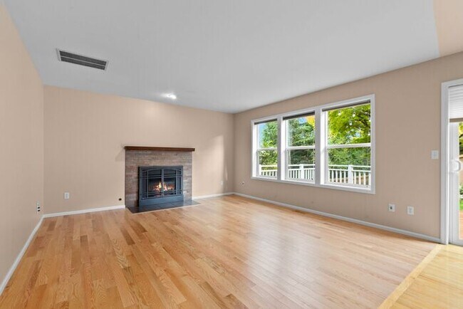 Building Photo - Air Conditioned Newcastle Beauty in Covete...