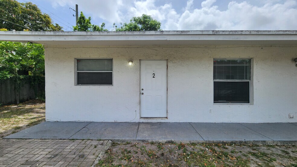 Building Photo - 2221 NW 4th Ct