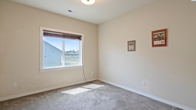 Building Photo - Fully Furnished and available for the holi...